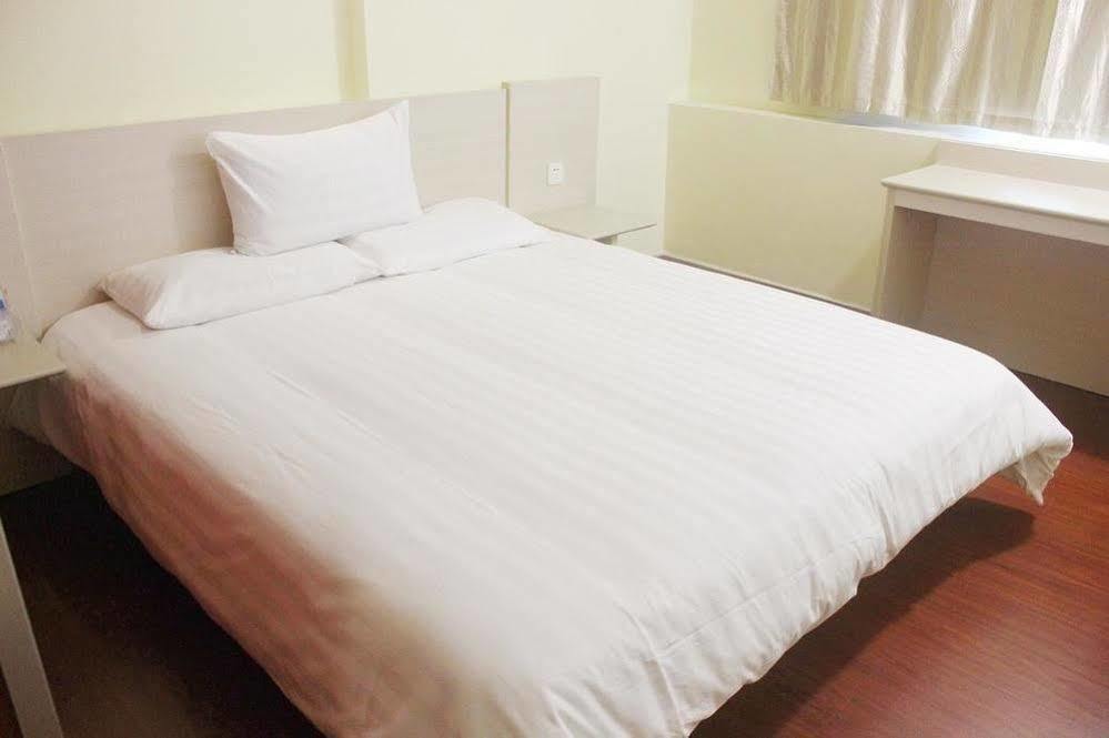 Hanting Hotel Yibin Zhongshan Street Exterior photo